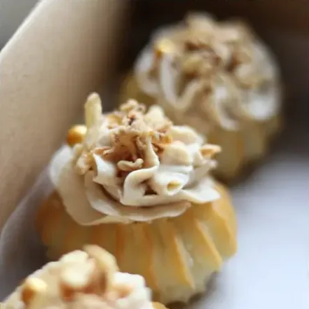 Профитроли с муссом из цыплёнка и хрустящим луком