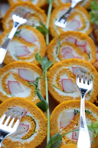 Морковный рулет с творожным кремом и крабовыми палочками
