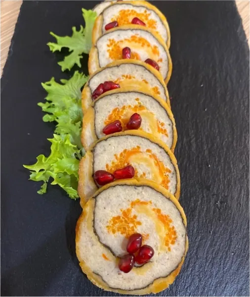 Сырно-мясной рулет с нори и пряной морковью