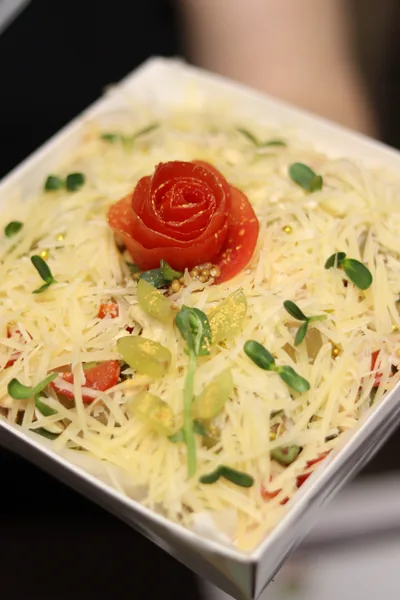 Салат с ветчиной, стручковой фасолью и кешью