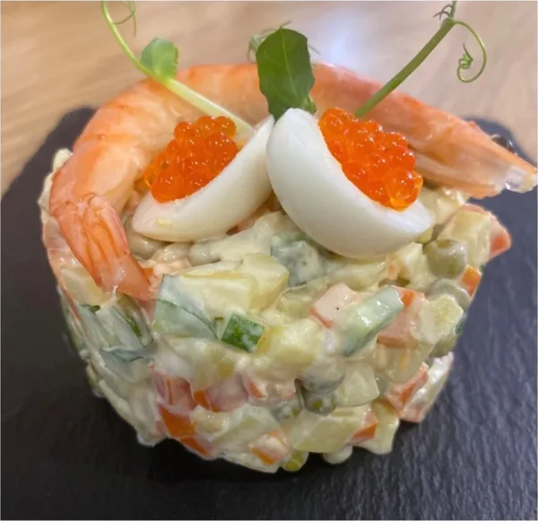 Оливье с креветками и икрой
