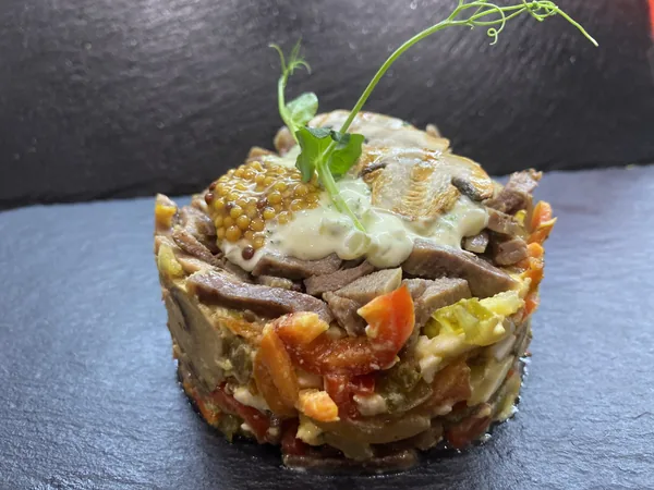 Салат с языком и соусом тар-тар