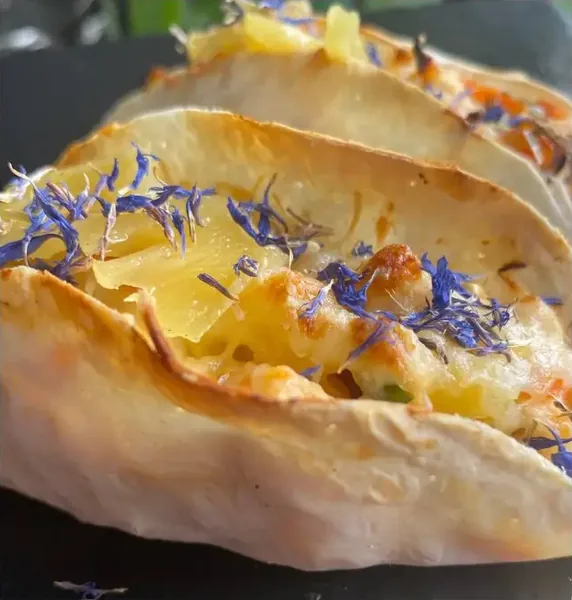 Такос с курицей и ананасом