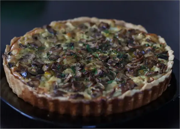 Киш с курицей, перцем и грибами