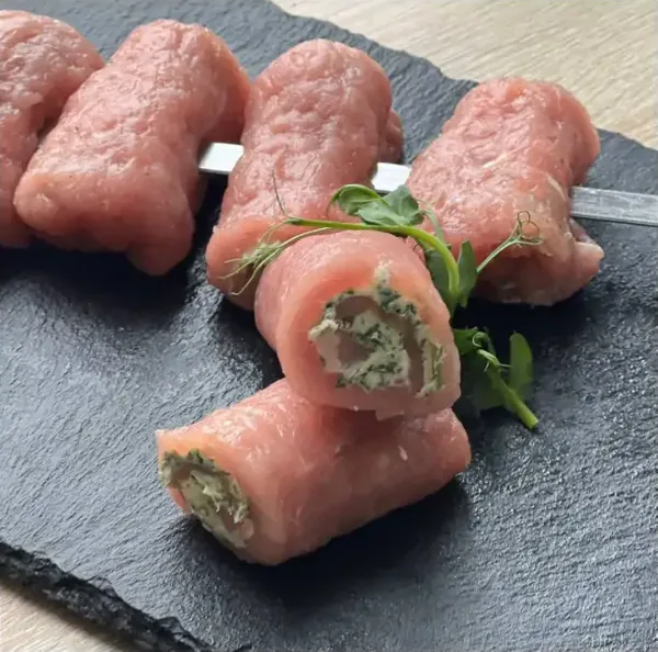Рулетики из свинины с чесночным соусом