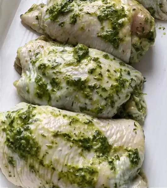 Куриные бедрышки в зелёном маринаде