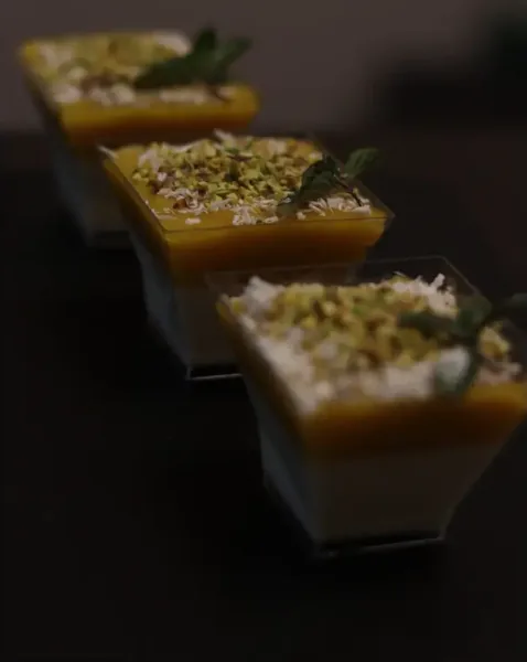 Панакота с манго и фисташкой