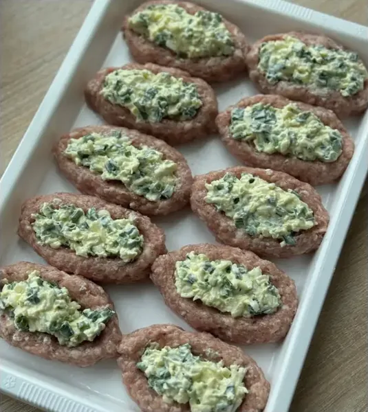 Мясные лодочки с яйцом и зелёным луком