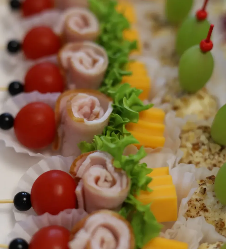 Канапе с карбонатом, черри и чеддером